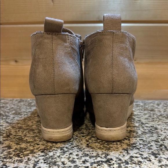 Gray Suede Ankle Boots size 8 - Picture 4 of 8